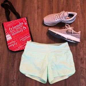 🍋🍋 Lululemon Groovy Run Short Size 6 🍋🍋